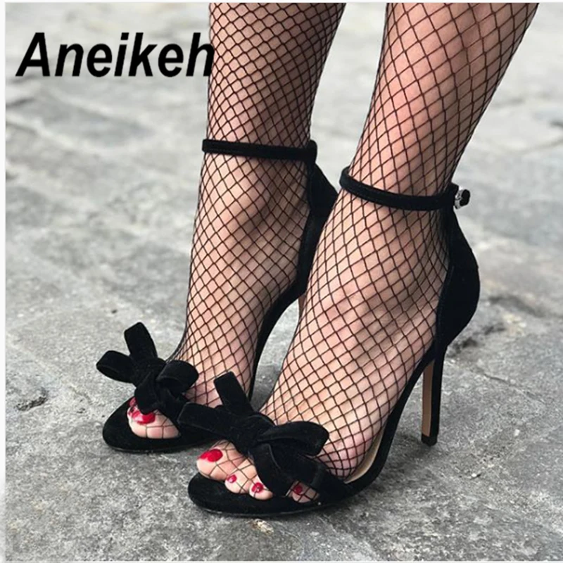 Aneikeh/Новые модные пикантные дизайнерские женские модельные сандалии-гладиаторы из искусственной замши на высоком тонком каблуке с бантом и пряжкой; Цвет Черный