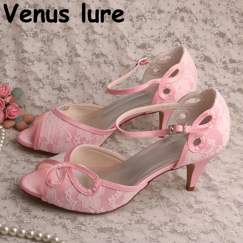 Розовые атласные свадебные туфли с вырезами и кружевом цвета слоновой кости