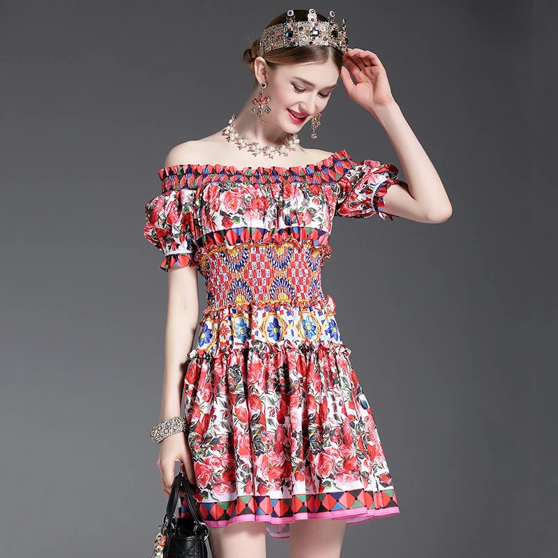 Женское короткое платье с открытыми плечами модельное дизайнерское воротником