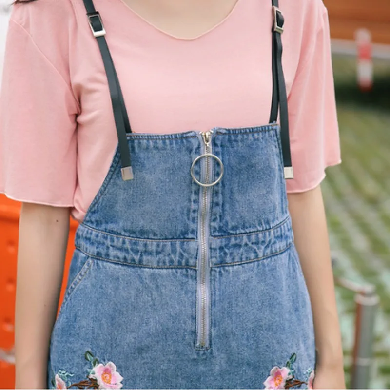 Летняя короткая джинсовая юбка на бретелях с вышивкой женская молнии высокой