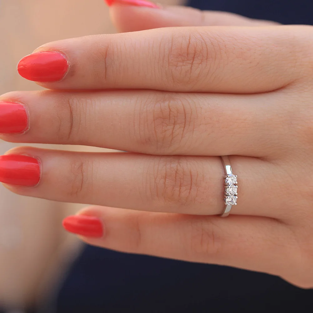 Серебряное и 18K белое золото круглое кольцо 0 6ct F цветное моиссанитовое