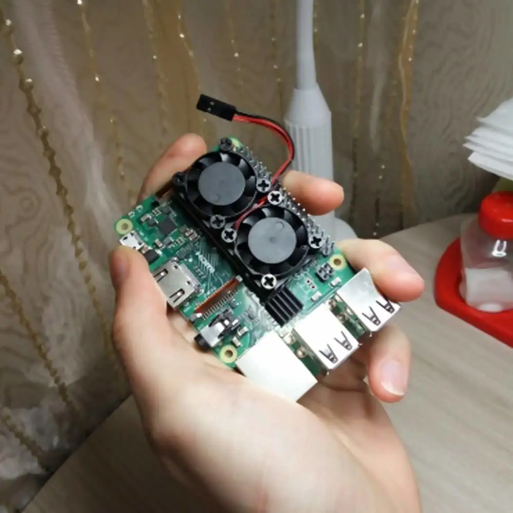 Охлаждающий вентилятор Raspberry Pi с теплопроводящей клейкой лентой и радиатором для