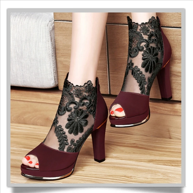 Женская обувь из натуральной кожи на высоком каблуке с цветочным кружевом