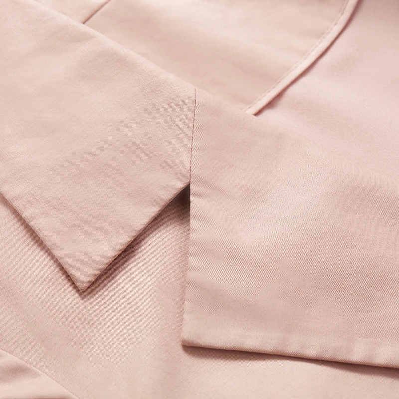 Женский однотонный плащ с поясом ARTKA черный тонкий длинный однобортный в стиле