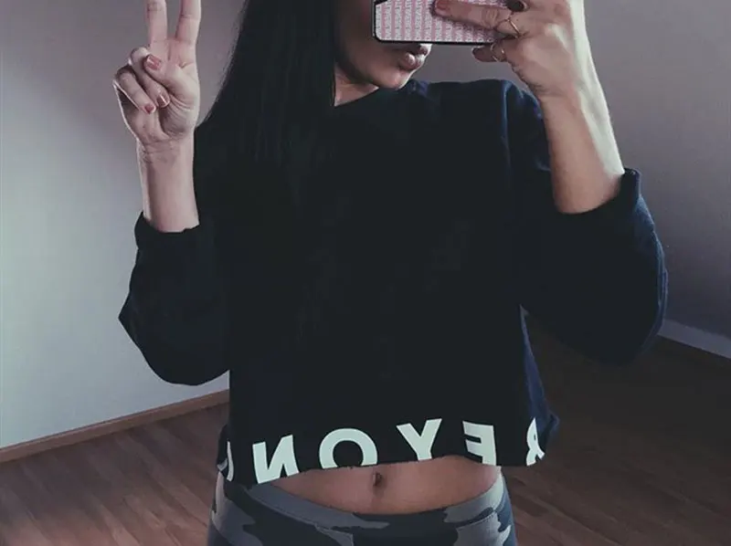 Женский короткий свитшот с буквенным принтом повседневный Укороченный