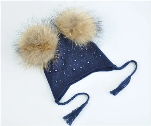 Navy natural fur Детская теплая зимняя шапка с двойным меховым помпоном, вязаная шерстяная шапка для маленьких мальчиков и девочек, Шапка-бини с помпонами из натурального меха енота - Цвет: Navy natural fur