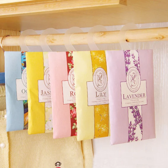 В помещении можно повесить натуральные пакетики гардероб устойчивые к насекомым