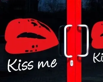 Декоративная наклейка Поцелуй меня в магазине на День святого Валентина|sticker