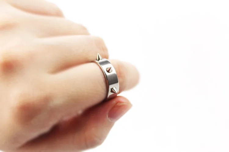 Лидер продаж Титан Нержавеющая сталь человек кольца Панк Спайк Заклепки Конус