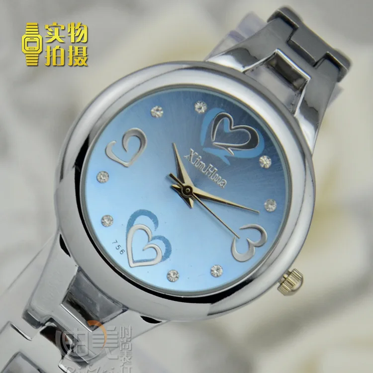 Часы-браслет женские серебристые круглые с циферблатом в виде сердца | Наручные