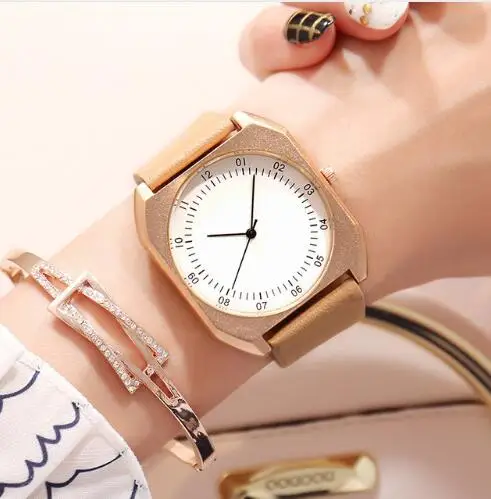 Часы женские кварцевые с квадратным большим циферблатом и кожаным