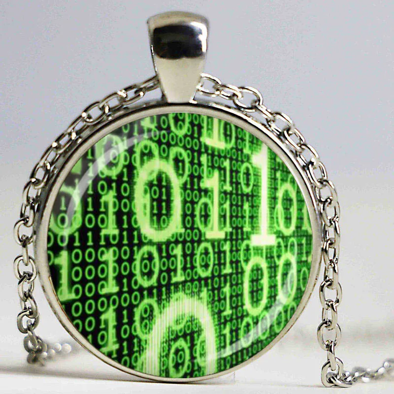Ожерелье в ретро стиле с кулоном виде стеклянного купола двоичным кодом и