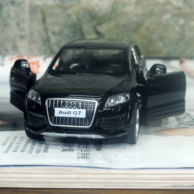 Черный UNI 1/36 масштаб оттягивающийся автомобиль игрушки Германия Audi Q7 SUV литая модель металлическая модель автомобиля игрушка для коллекции/подарка/детей - Цвет: Черный