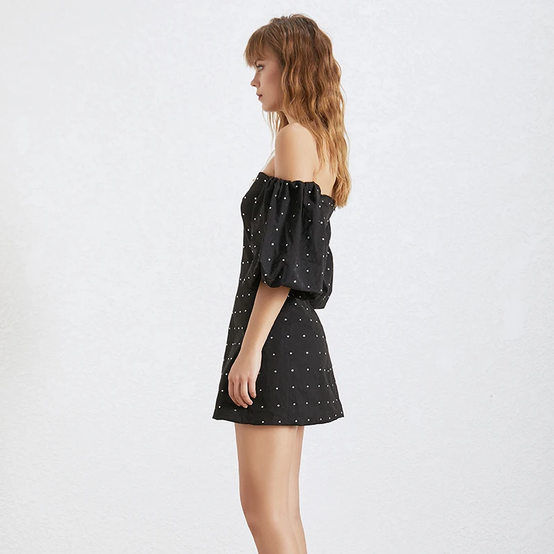 Женское мини платье TWOTWINSTYLE вечернее с вырезом лодочкой открытыми плечами