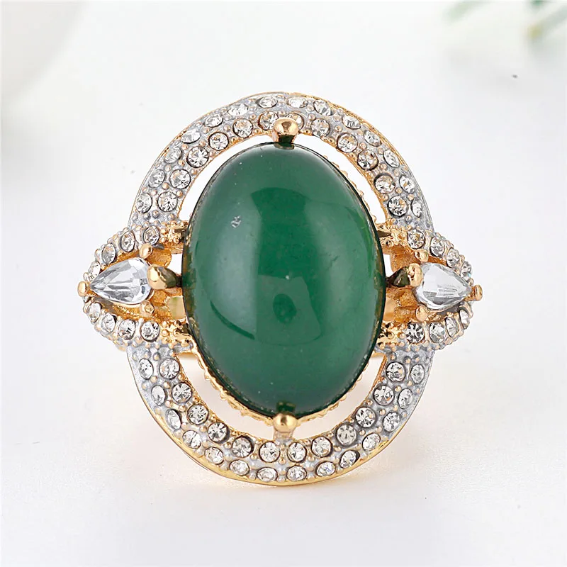 Женское кольцо с зеленым камнем овальной формы роскошное золотистое сияющим