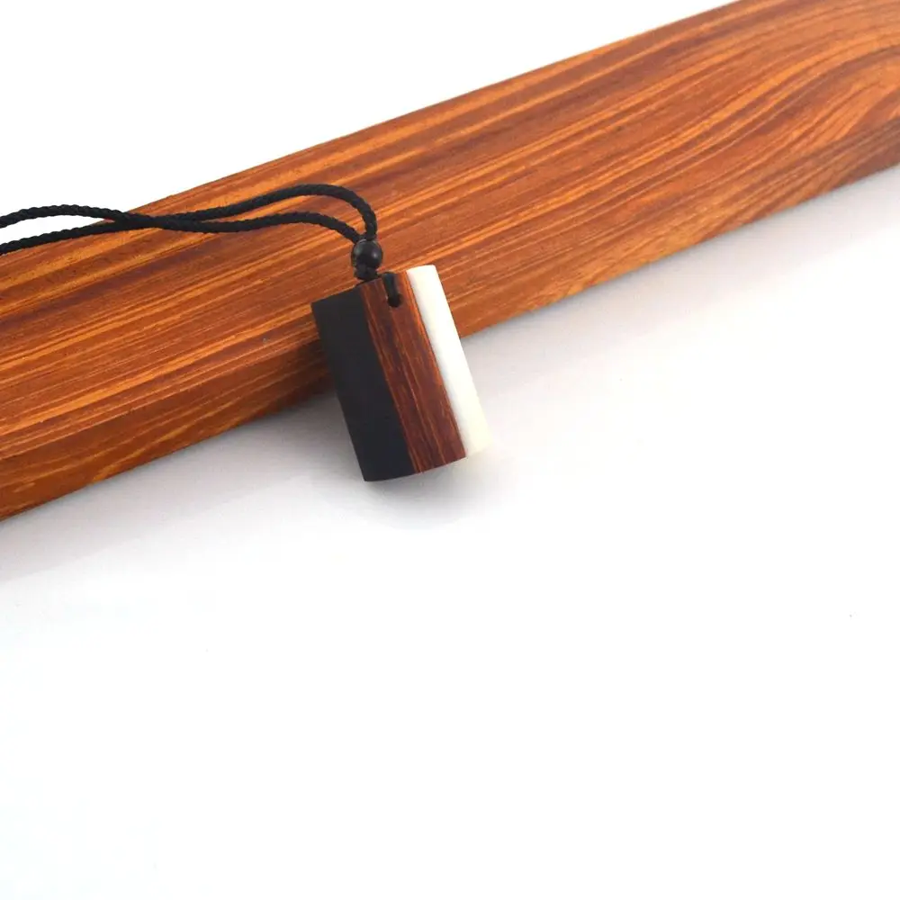 Leanzni Features black and white matching jewelry antique wood resin pendant men's women's wear fashion gifts factory whole |