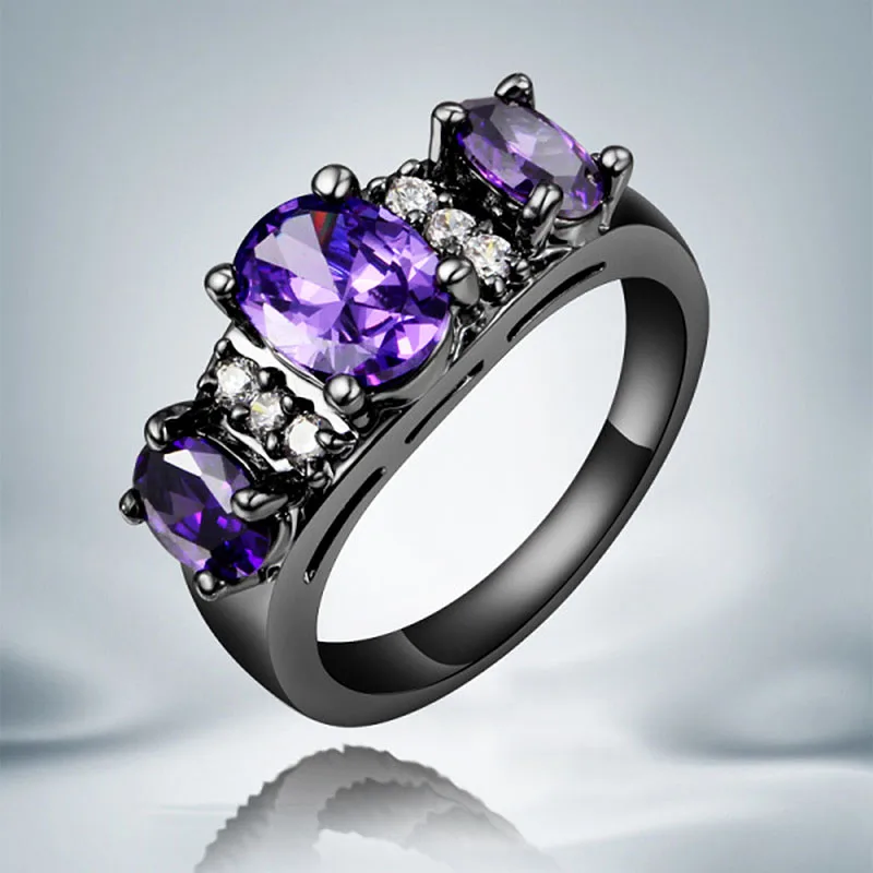 Кольцо с фиолетовым камнем. Фиолетовые камни в украшениях. Кольцо с сиреневым камнем. Серебряное кольцо с фиолетовым камнем.
