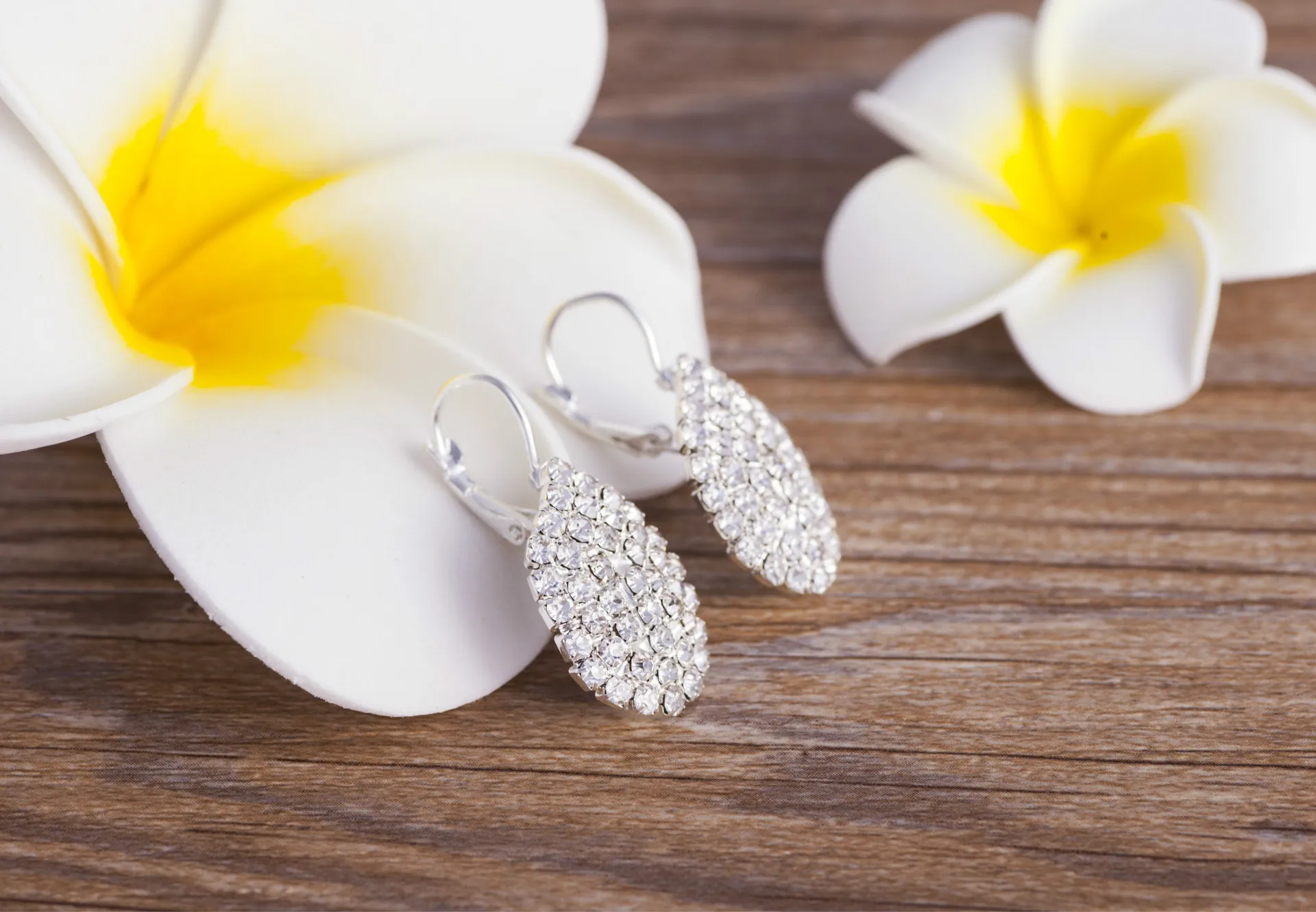 Женские серьги-пусеты с кристаллами белого и серебряного цвета из кубического