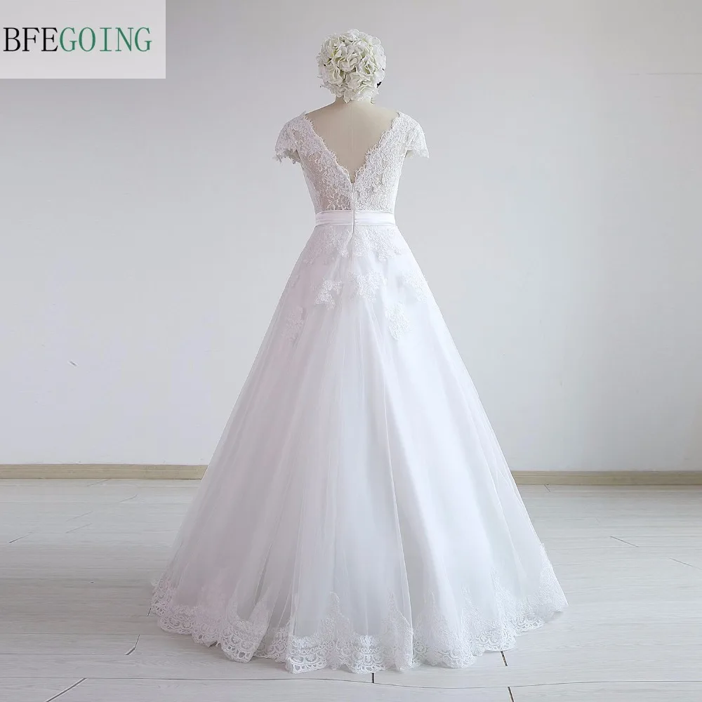 Белое кружевное свадебное платье А силуэта с V образным вырезом и рукавами
