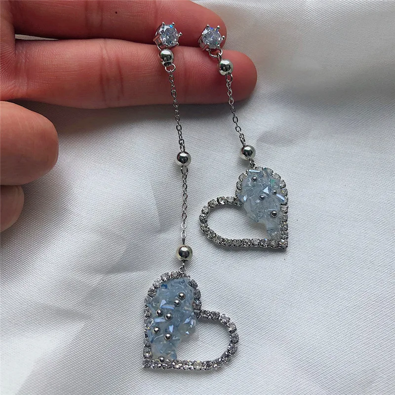 Милые женские серьги подвески с кристаллами в форме сердца серебряные