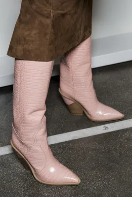 Сапоги до колена с острым носком из крокодиловой кожи | Обувь
