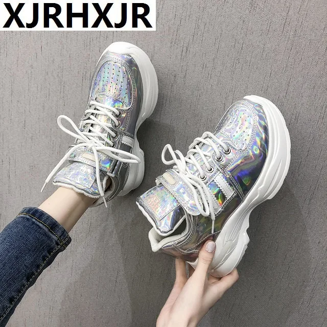 XJRHXJR/Новинка года; сезон весна; женские кроссовки на толстой подошве из лакированной кожи; обувь на платформе в стиле Харадзюку; обувь для папы; модные белые кроссовки