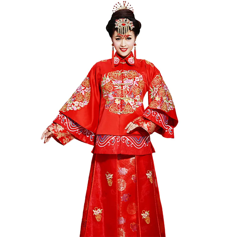 

erved the bride wedding dress show red winter wear long sleeved toast Chinese wedding cheongsam show and Vintage Wedding
