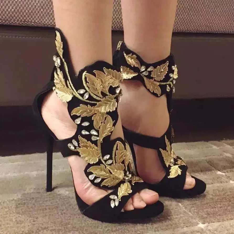 2017 г. Летние популярные босоножки на высоком каблуке с золотым листом пикантные