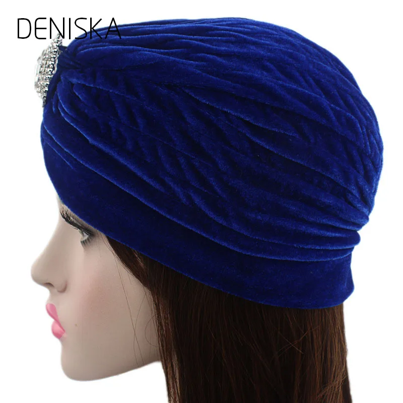 Дениска Новая мода Индия Шапка для женщин Тюрбан Хиджаб Повязка на голову из плюша с ювелирной брошью и ушными согревателями.