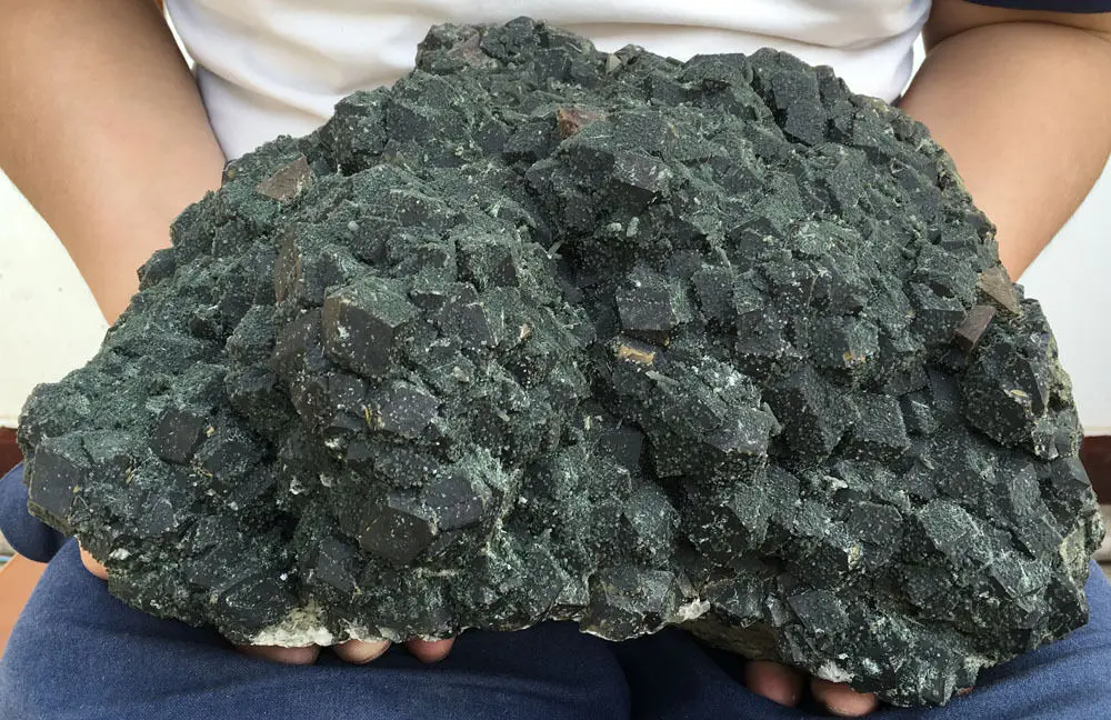 17100g новые находки сырой натуральный гранат и зеленые хрустальные образцы