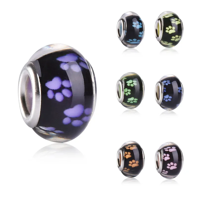 Черный фон собачьи ножки круглые полимерные пластиковые бусины амулеты большая