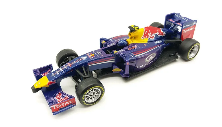 Ограниченная серия Bburago 1:32 Diecast Red Bull AMG сборная металлическая модель F1 Автомобильные Игрушки для фанатов Коллекция Модель автомобиля Vettel Hamilton