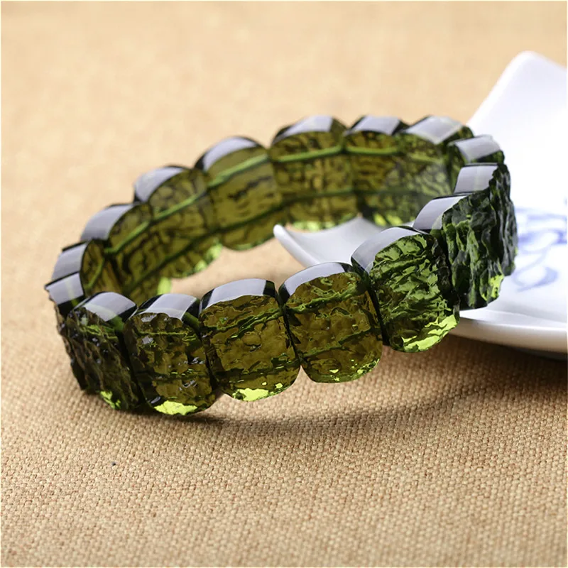 Естественный Moldavite зеленый аэролиты Чешский метеоритов с украшением в виде