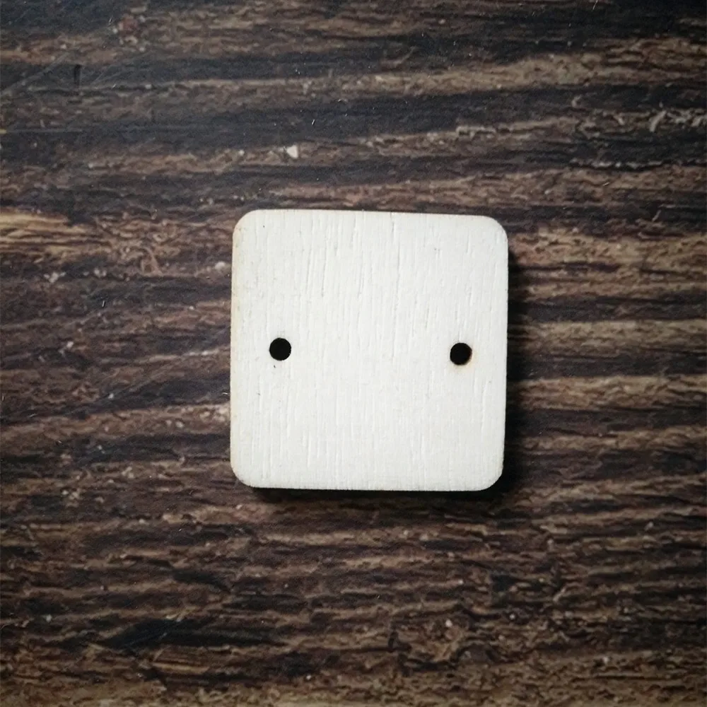 50 шт. необработанные квадратные деревянные серьги-гвоздики с двумя отверстиями |