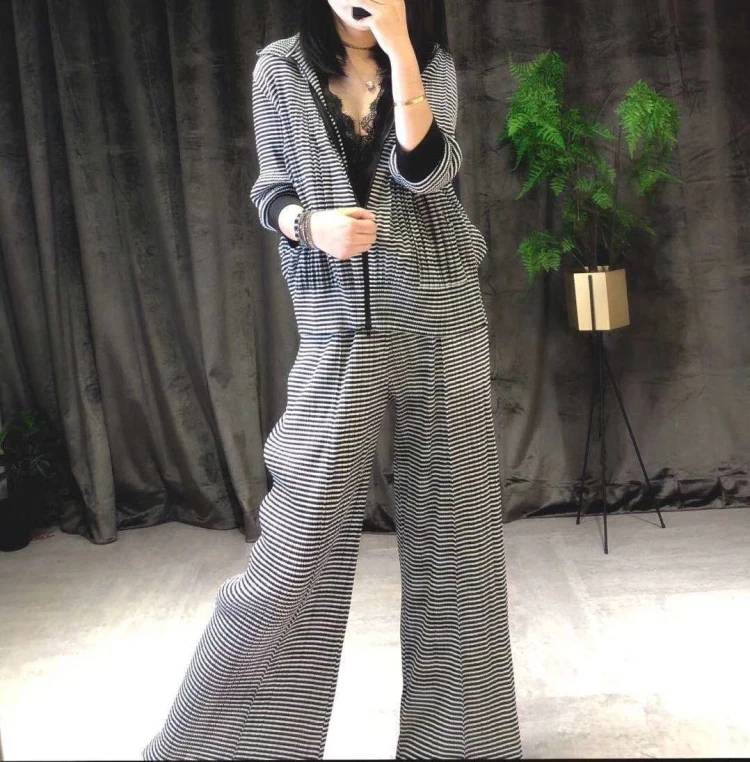

Miyake fold fashion suits hooded three quarter coat nine points wide-legged pants two-piece hitting scene striped suit IN STOCK