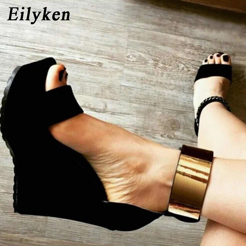Eilyken; сезон лето; черные пикантные женские босоножки из флока на платформе с открытым носком; женские босоножки на высоком каблуке и танкетке с пряжкой на ремешке