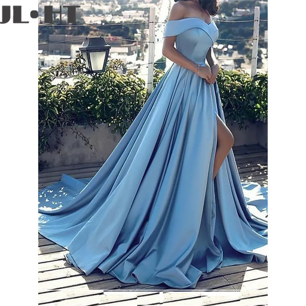 Длинное вечернее платье-трапеция с разрезом сбоку открытыми плечами и шлейфом на