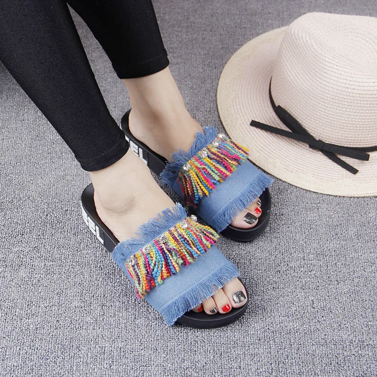 Женские джинсовые шлепанцы сандалии с бахромой на платформе надписью hell