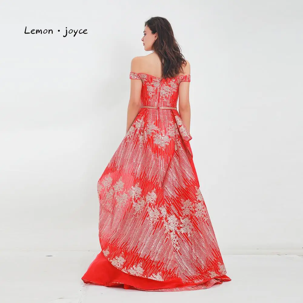 Женское длинное вечернее платье красное трапециевидной формы с открытыми