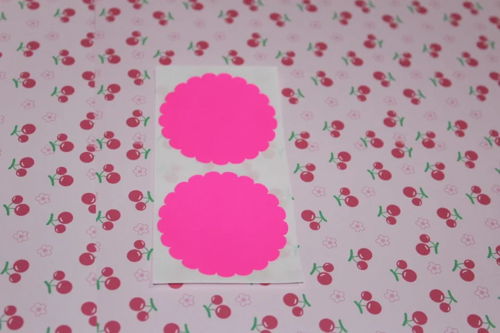 Неоновая розовая зубчатая круглая наклейка 5 см