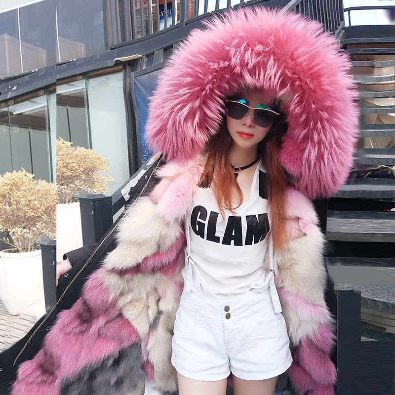 Зимняя куртка брендовая Стильная черная с большим воротником из меха енота