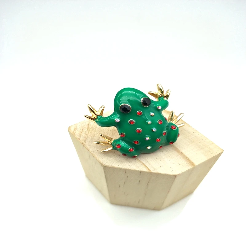 2017 unique lovely golden frog shape carved with shining rhinestone brooch female gift collar pin | Украшения и аксессуары