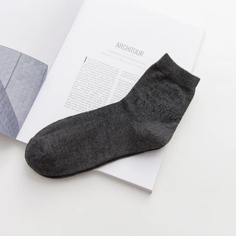 deep gray Модные хлопковые мужские носки с буквенным узором, винтажные носки, мужские белые носки harajuku, рождественские забавные носки для мужчин - Цвет: deep gray