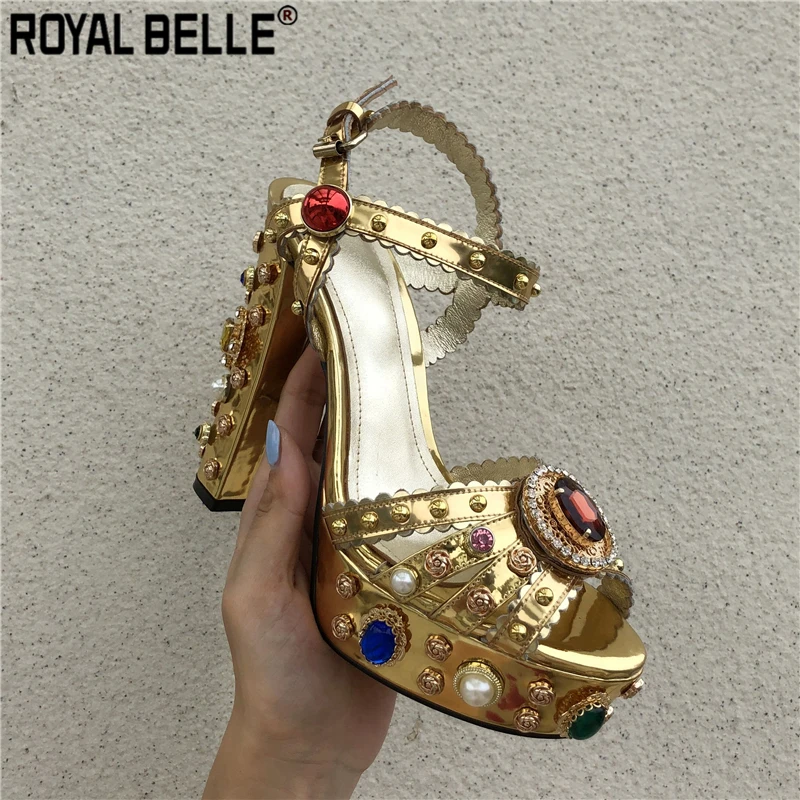 Королевский Belle на платформе; женские сандалии со стразами высокий толстый каблук Золотой Studds с украшением в виде кристаллов Свадебная вечеринка; Летние сандалии в гладиаторском стиле