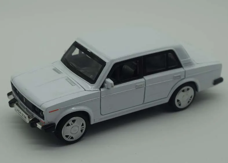 Белый 1/32 масштабная Русская модель автомобиля Лада, металлическая литая модель автомобиля, игрушка с открывающимися дверцами, музыкальный подвесной светильник, детские игрушки - Цвет: Белый