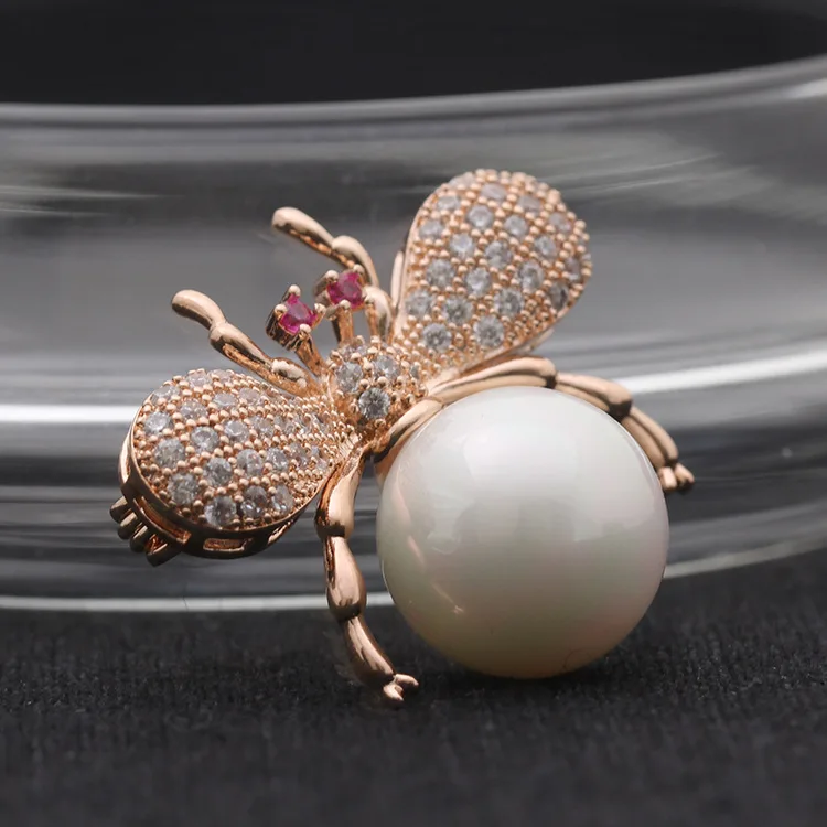 Брошь с искусственным жемчугом и кристаллами в виде пчелы элегантные