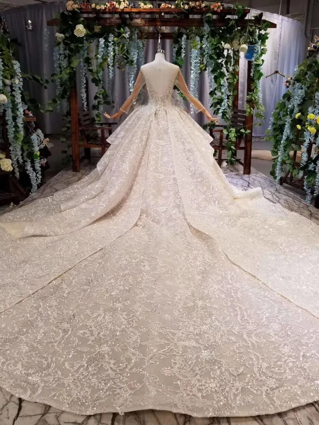 

2019 Arabic Ball Gown Wedding Dresses Glitter Lace Appliques China Designer Crystal Beaded Dubai Princess Luxurious Bridal Gowns