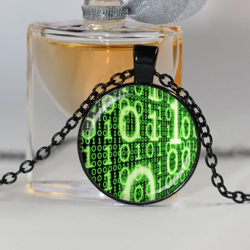 Ожерелье в ретро стиле с кулоном виде стеклянного купола двоичным кодом и