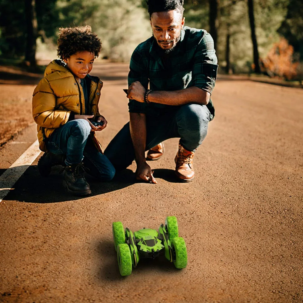 1/28 Масштаб дистанционного управления трюковые автомобили 2,4 ГГц внедорожные радиоуправляемые автомобили крутой мигающий 3D флип зеленый 360 Вращение RC игрушки для детей подарок