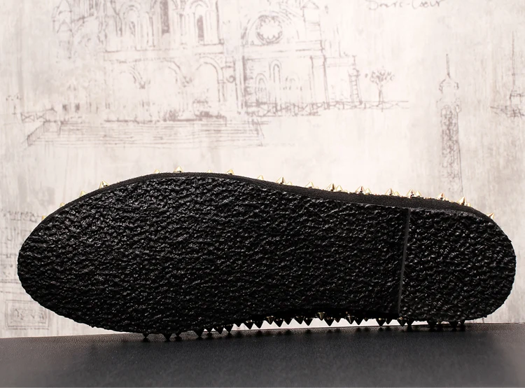 Мужские лоферы на плоской подошве с золотыми заклепками брендовые Замшевые